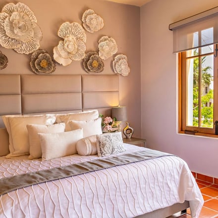 Dormitorio de Casa del Cielo con arte floral en la pared