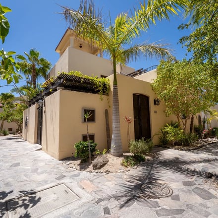 Exterior de Casa Libelula con jardines de plantas del desierto