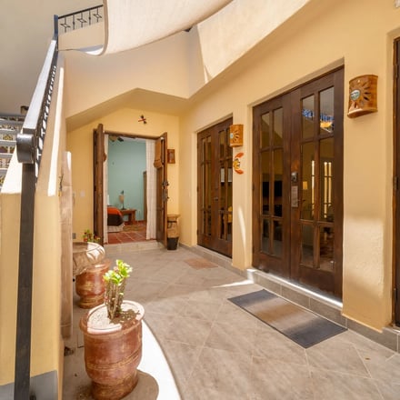 Patio de entrada de Casa Libelula con escalera de Talavera