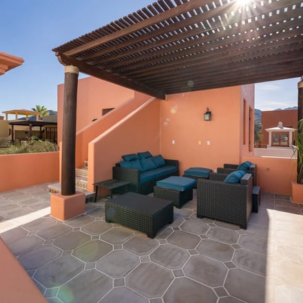 Patio cubierto con pérgola de Casa de Sonrisas