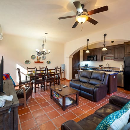 Sala de estar con cocina de Casa de Sonrisas