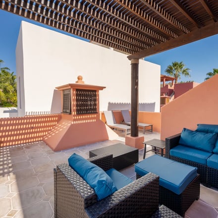 Terraza en la azotea de Casa de Sonrisas con asientos azules al aire libre